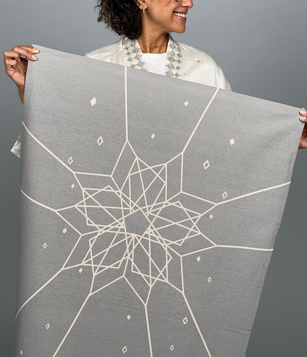 UN QUILTED RUG - GRAY